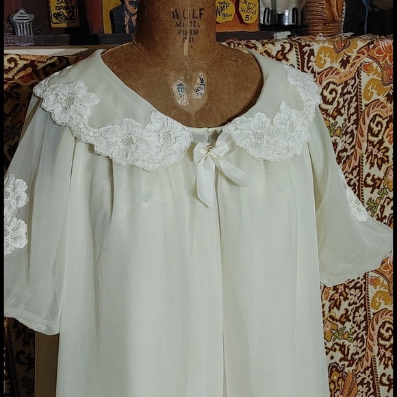 Vintage nightgown & robe peignoire set. Pale yellow. No jokes here. G… - Picture 7 of 15